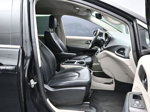 Used 2023 Chrysler Pacifica Touring-L FWD image 25