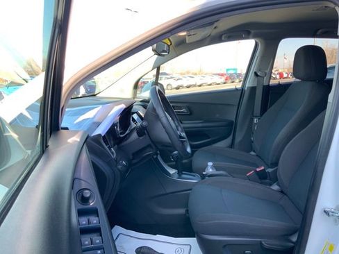 Used 2022 Chevrolet Trax LS w/ Tint and Cruise Package image 15