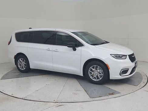 New 2026 Chrysler Pacifica Select image 2