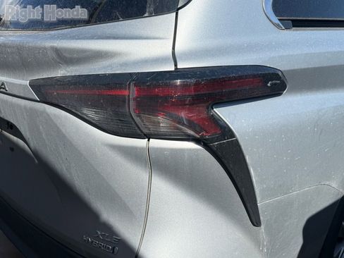 Used 2024 Toyota Sienna XLE image 11