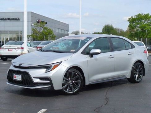 Certified 2025 Toyota Corolla SE w/ SE Premium Package FWD image 2