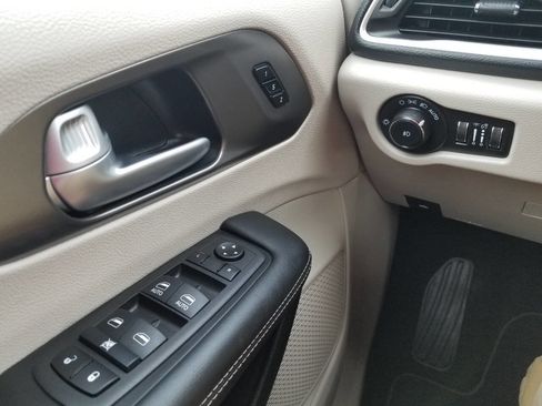 Certified 2024 Chrysler Pacifica Touring-L image 37