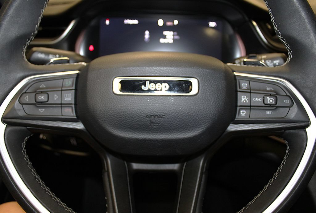 Certified 2023 Jeep Grand Cherokee Laredo X AWD/4WD image 13