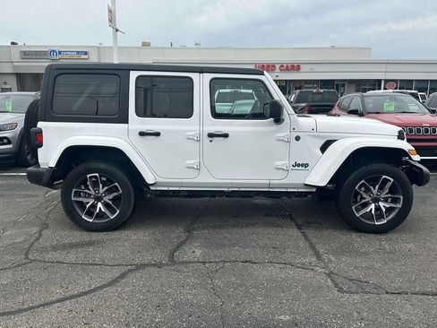 Used 2024 Jeep Wrangler Unlimited w/ Convenience Group AWD/4WD image 2