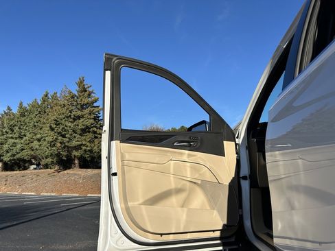 Used 2024 Cadillac Escalade ESV Premium Luxury image 58