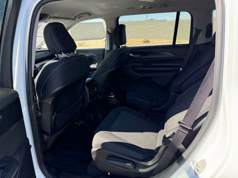 Used 2023 Jeep Grand Cherokee L Laredo image 21