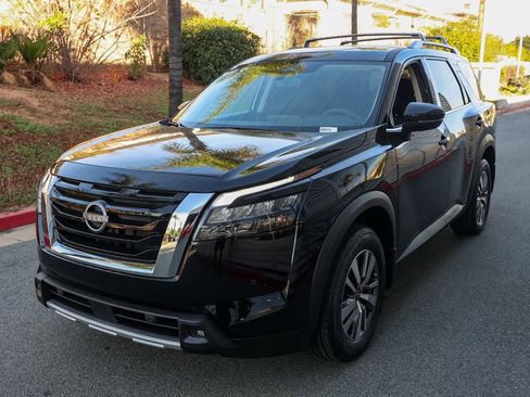 New 2025 Nissan Pathfinder SL image 8