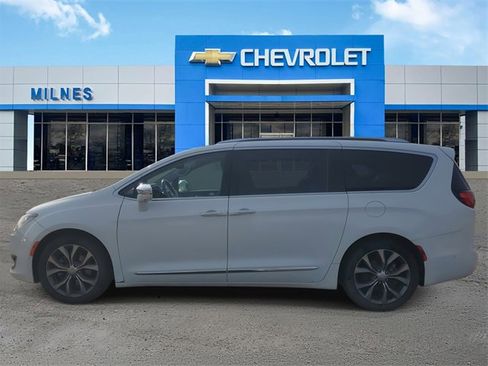 Used 2019 Chrysler Pacifica Limited w/ Tire & Wheel Group image 4