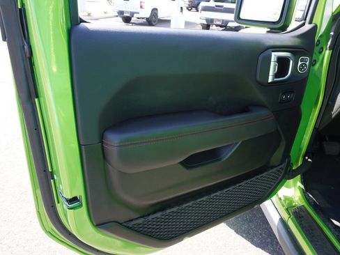 Used 2025 Jeep Wrangler Unlimited Rubicon AWD/4WD image 16