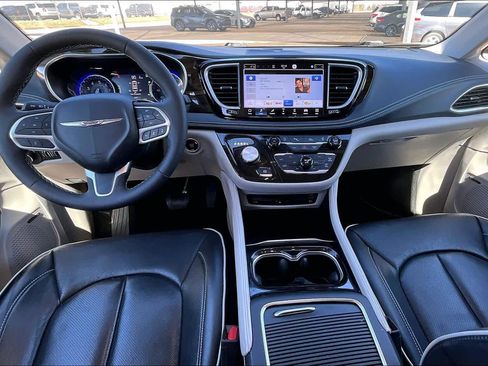 Used 2023 Chrysler Pacifica Limited w/ Uconnect Theater Family Group image 15