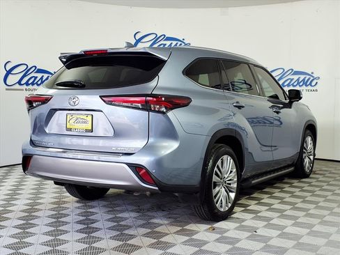 Used 2024 Toyota Highlander Platinum image 6
