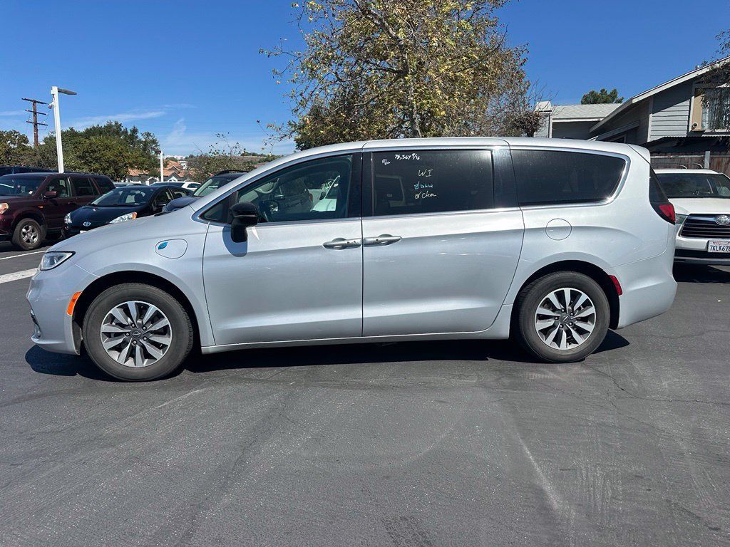 Used 2024 Chrysler Pacifica Limited FWD image 2