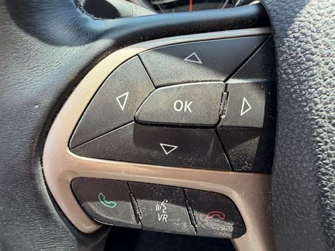 Used 2017 Jeep Cherokee Latitude FWD image 9