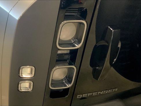 Certified 2025 Land Rover Defender 110 V8 AWD/4WD image 28