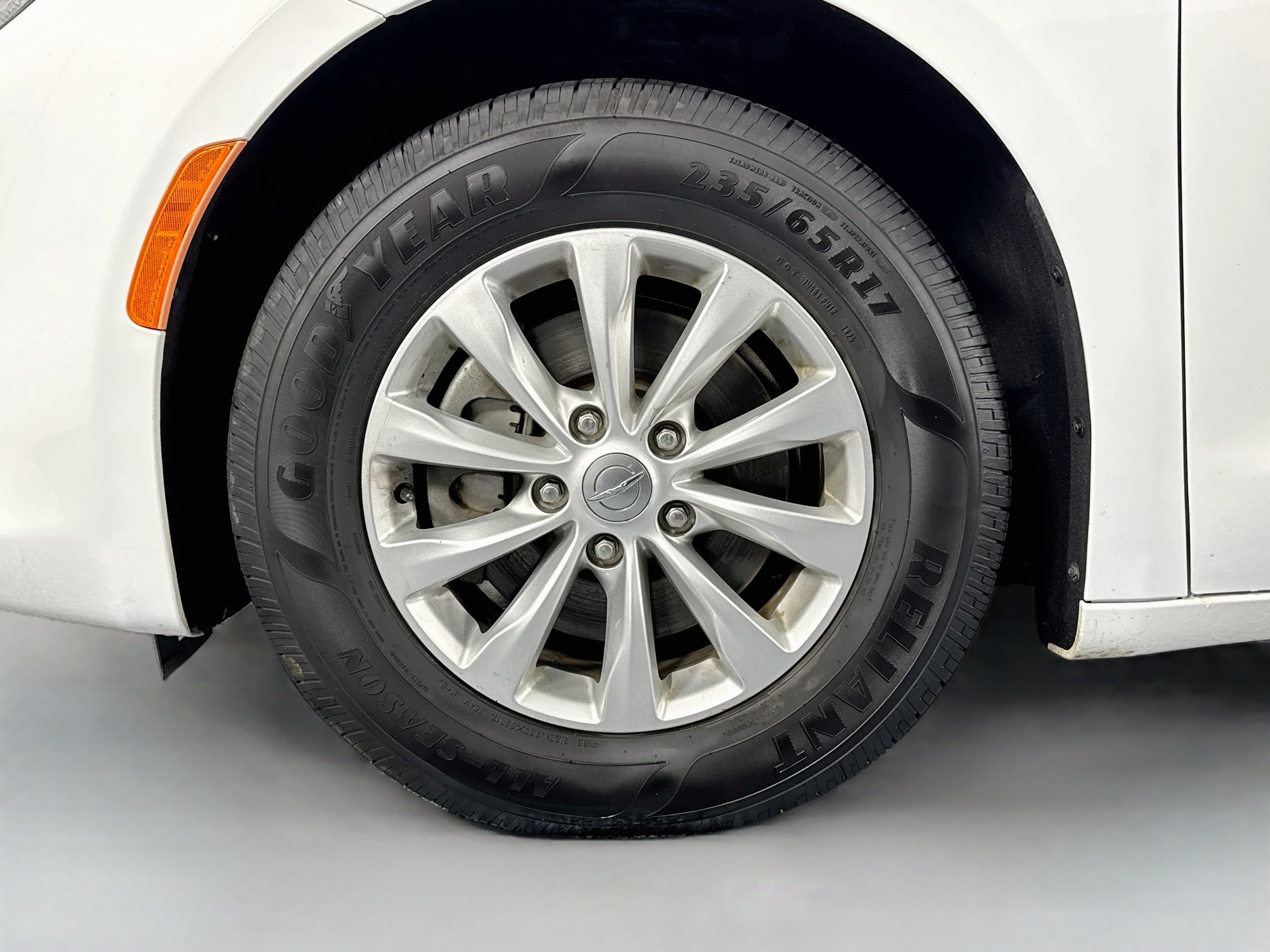 Used 2018 Chrysler Pacifica Touring-L FWD image 32