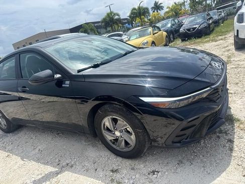 Used 2025 Hyundai Elantra SE w/ Cargo Package FWD image 3