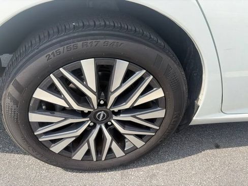 Used 2024 Nissan Altima 2.5 SV w/ SV Premium Package FWD image 6