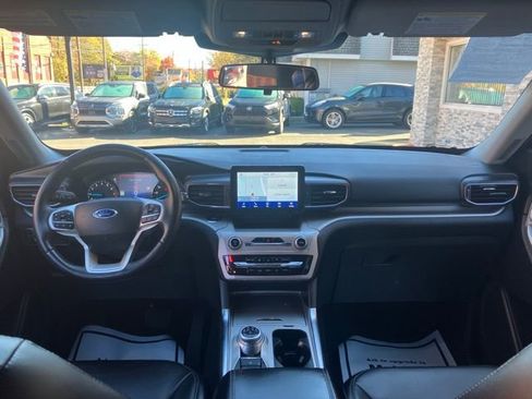 Used 2022 Ford Explorer XLT w/ Equipment Group 202A AWD/4WD image 19