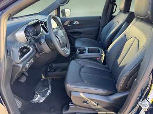 New 2025 Chrysler Pacifica Select image 3