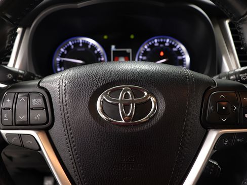 Used 2017 Toyota Highlander XLE AWD/4WD image 13