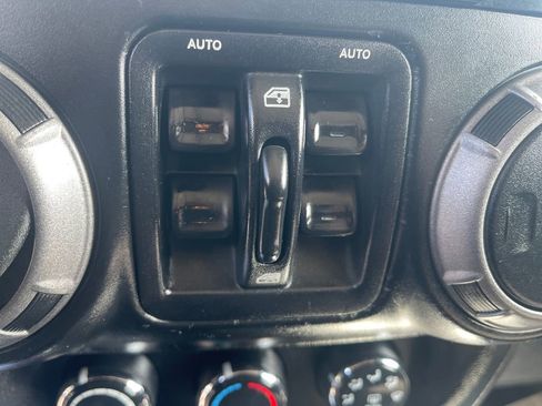 Used 2014 Jeep Wrangler Unlimited Sport w/ Quick Order Package 24S AWD/4WD image 17