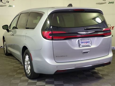 Used 2023 Chrysler Pacifica Touring-L FWD image 30