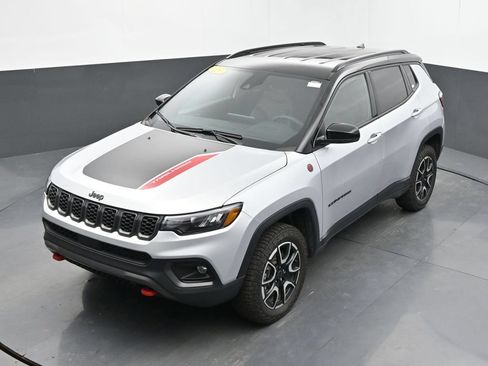 Used 2025 Jeep Compass Trailhawk AWD/4WD image 40