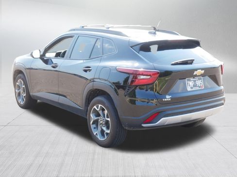 Used 2025 Chevrolet Trax LT FWD image 5