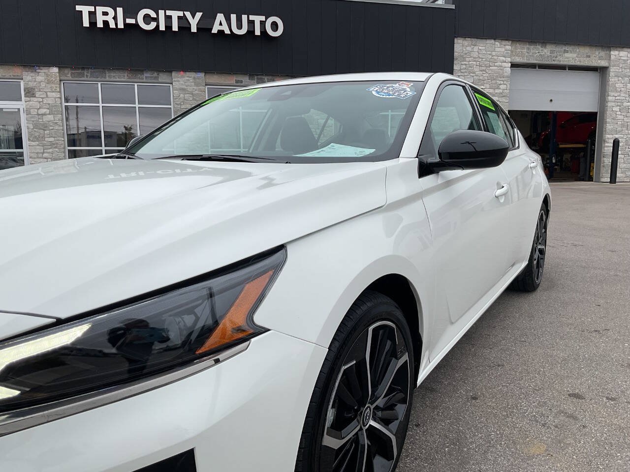 Used 2025 Nissan Altima 2.5 SR FWD image 2