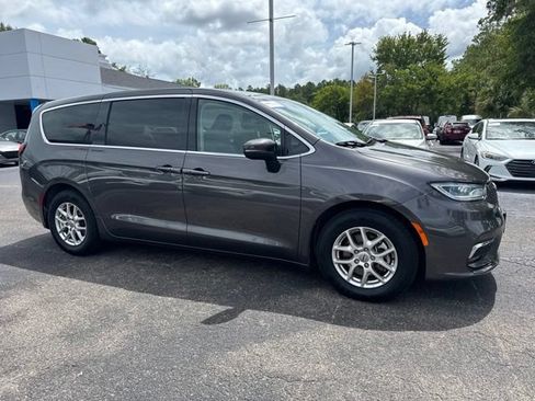 Used 2023 Chrysler Pacifica Touring-L FWD image 4
