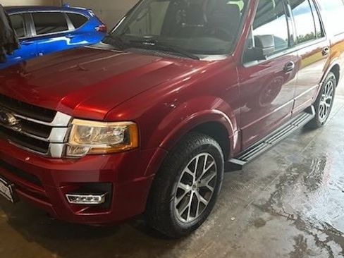 Used 2016 Ford Expedition XLT w/ Equipment Group 202A AWD/4WD image 2