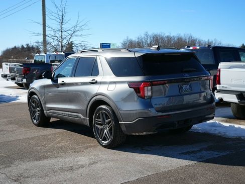 Used 2025 Ford Explorer ST-Line w/ ST-Line Street Pack image 8