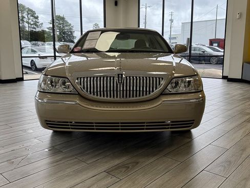 Used 2006 Lincoln Town Car Signature RWD image 2