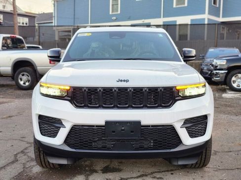 New 2025 Jeep Grand Cherokee Altitude image 8