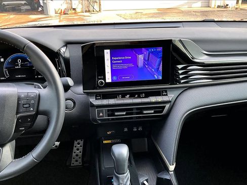 Used 2025 Toyota Camry SE image 7