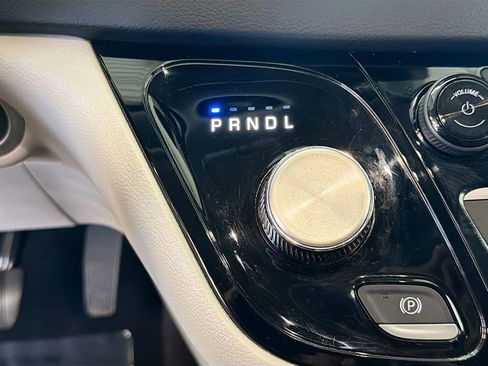 Used 2023 Chrysler Pacifica Touring-L image 18
