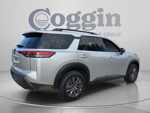 Used 2025 Nissan Pathfinder SV FWD image 5