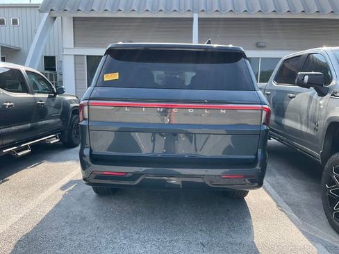Used 2025 Lincoln Navigator Reserve AWD/4WD image 5