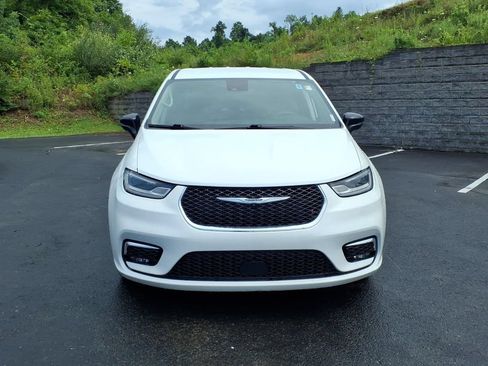 Used 2024 Chrysler Pacifica Touring-L FWD image 5
