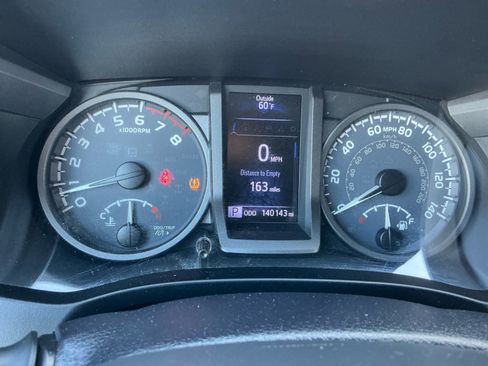 Used 2016 Toyota Tacoma TRD Sport w/ Towing Package image 10