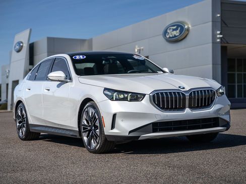 Used 2024 BMW 530i w/ Executive Package RWD image 1