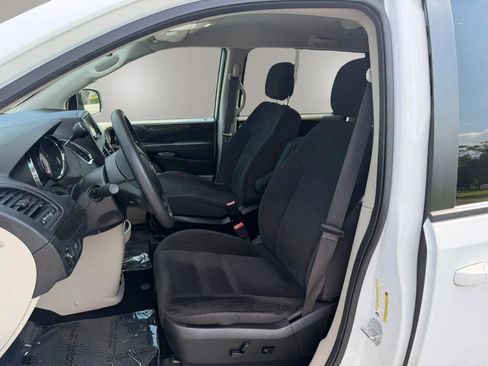 Used 2018 Dodge Grand Caravan SE w/ UConnect Hands-Free Group FWD image 2