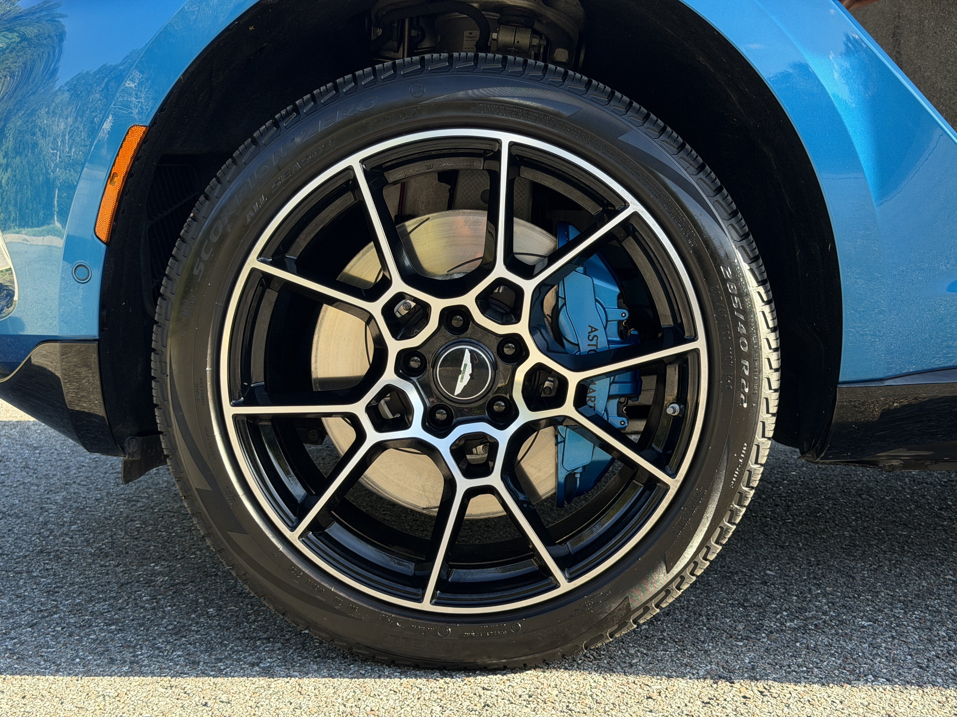 Used 2021 Aston Martin DBX AWD/4WD image 34
