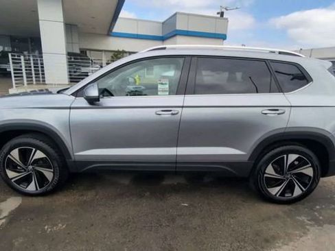 Used 2025 Volkswagen Taos SE image 5