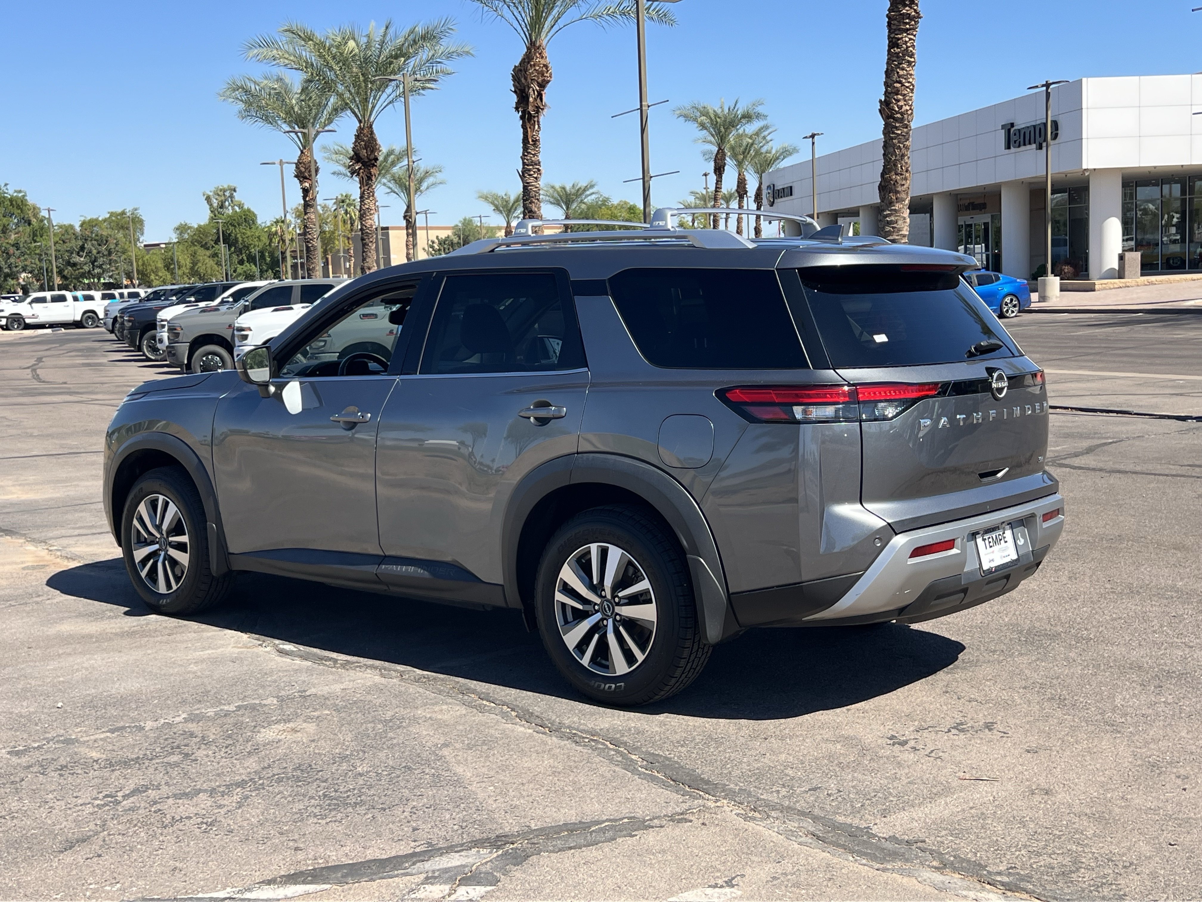 Used 2022 Nissan Pathfinder SL FWD image 4