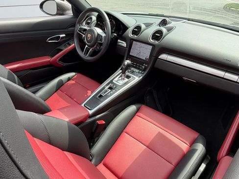 Certified 2025 Porsche 718 Boxster RWD image 29