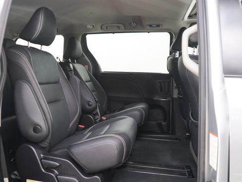 Used 2020 Toyota Sienna SE w/ Carpet Mat Package FWD image 12
