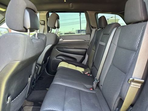 Used 2019 Jeep Grand Cherokee Laredo RWD image 9