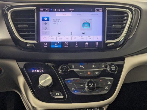 Used 2022 Chrysler Pacifica Touring-L FWD image 22