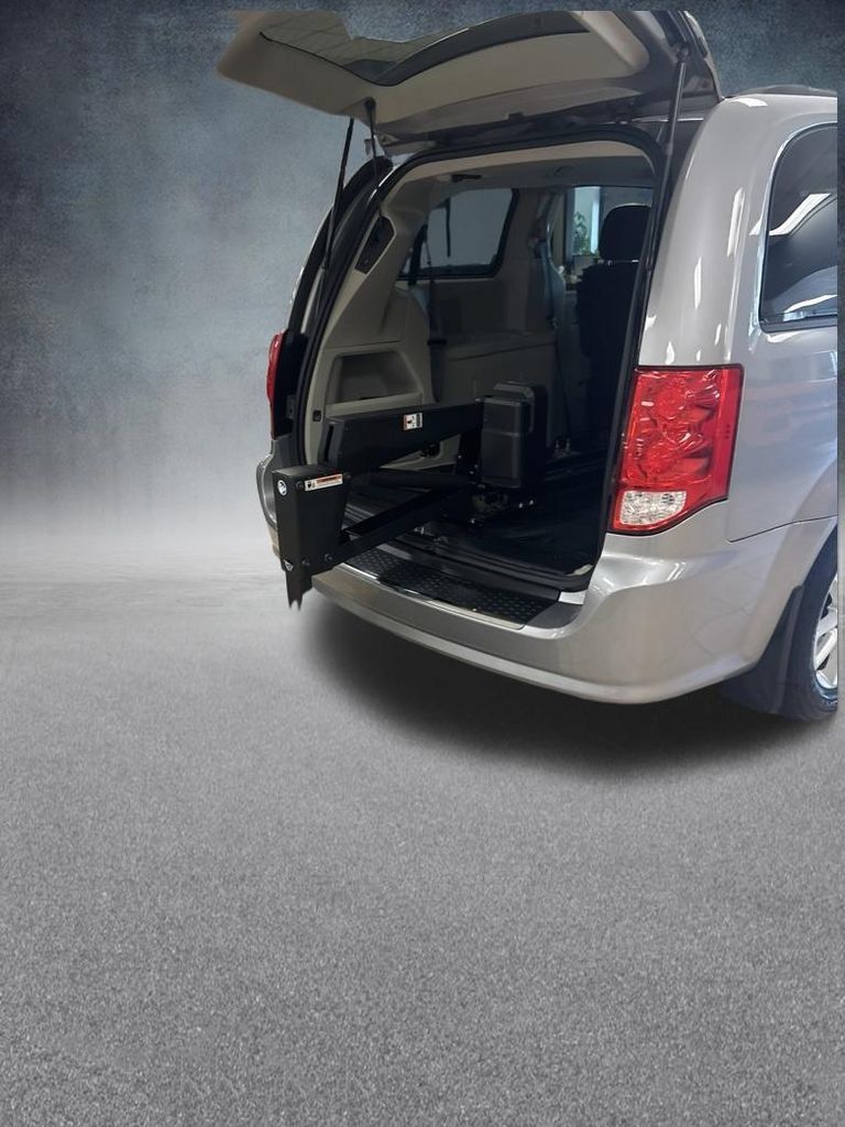 Used 2015 Dodge Grand Caravan SXT w/ UConnect Hands-Free Group FWD image 27